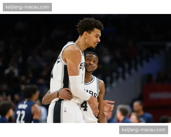 福克斯融入马刺后场体系 文班亚马获进攻支持 福克斯融入马刺后场体系 文班亚马获进攻支持